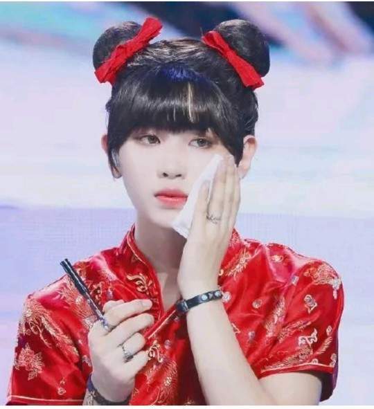 一开口妥妥的德云社相声演员,没想到扮女装也挺好看 范丞丞这张妥妥的