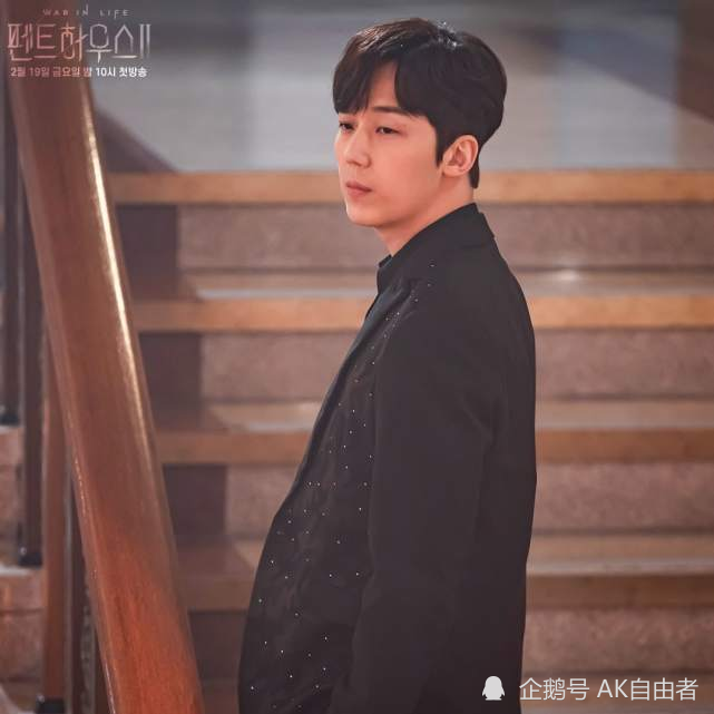 尹仲勋在热播剧顶楼第二部中展现出自己的黑暗面