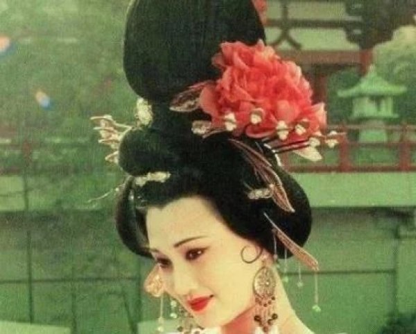 最美杨贵妃林芳兵因太美屡遭暗算,为戏增肥50斤,55岁风韵犹存