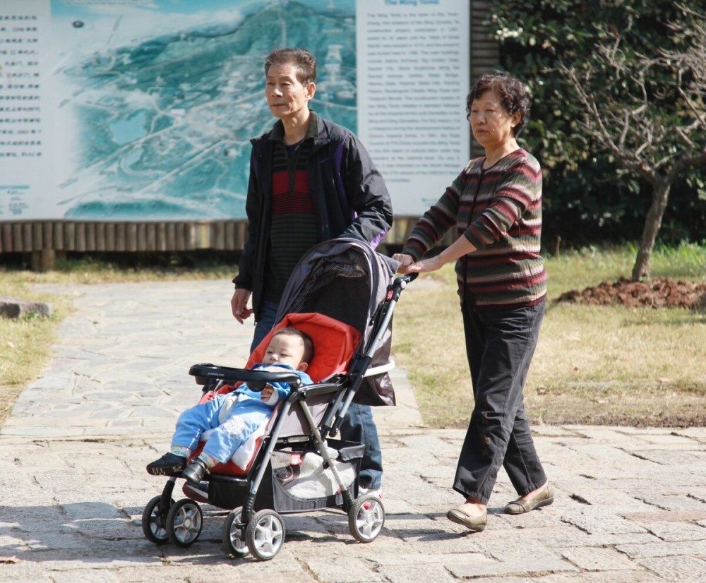 帮忙带孙子 有很多年轻子女在城市生活,他们生了孩子以后,需要母亲