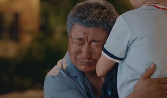 而且饰演马草地的演员董三毛是自带憨憨的气质,明明已经人到中年,但是