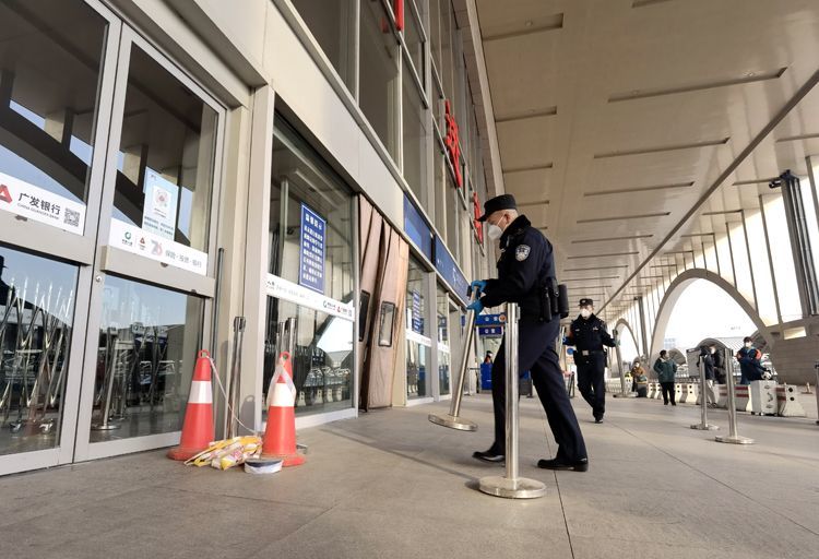 2月8日,石家庄火车站,民警将设置在南进站口的警戒线撤离.