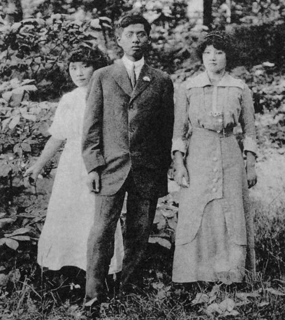 宋庆龄年轻时老照片,孙中山送给宋庆龄毛瑟手枪曝光