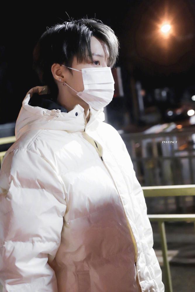 刘雨昕现身央视春晚联排白色系好漂亮