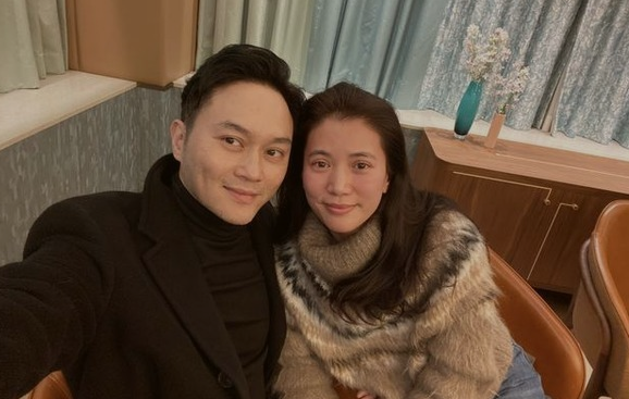 30分,张智霖驾车带着妻子袁咏仪到跑马地,张智霖停车期间,袁咏仪早就