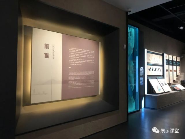 前言:内凹式的造型采用金属板烤漆制作,展板画面与背发光灯带相结合