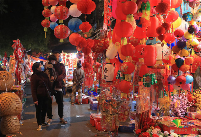 当地时间2021年2月7日,越南河内,春节临近,当地民众采购灯笼等春节