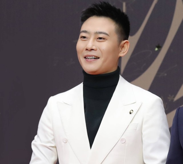 帅不自知的栾云平说自己不容易,给演员涨工资自有评判
