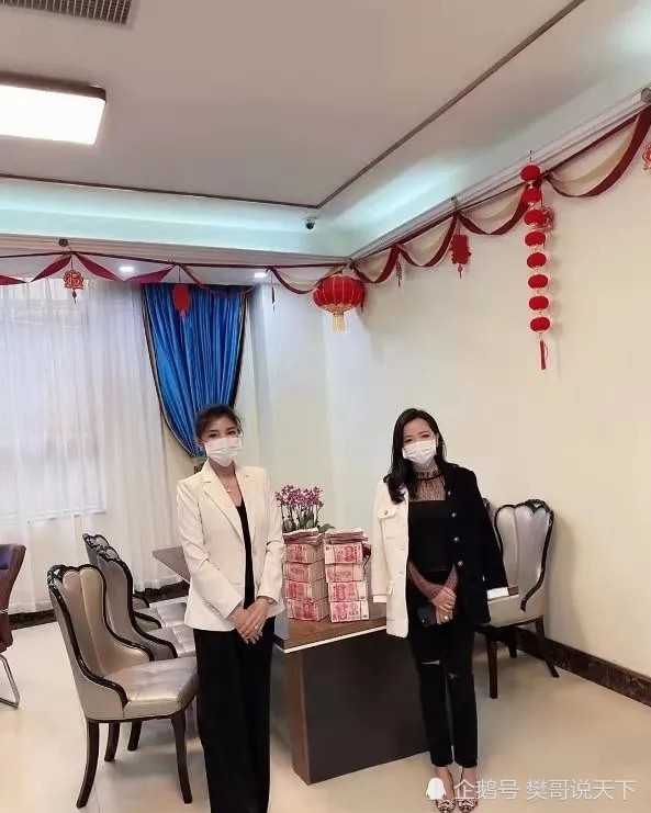 白应能车队遭到袭击后 白应兰女士看望伤员和家属 给他们带来大量现金