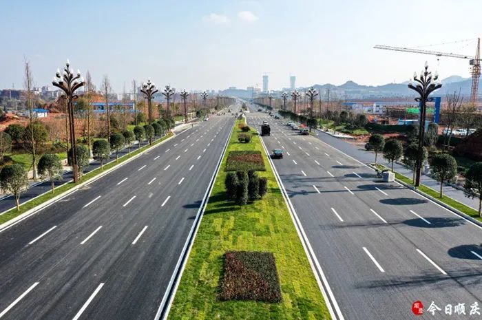 南充火车北站,通过跨铁路桥与潆华大道相连,全长23公里,其中,顺庆境内