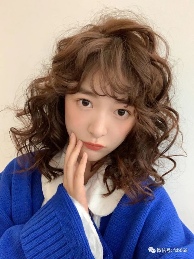 在今年非常的火爆的一款烫发发型 不论是长发还是短发还是中长发 留