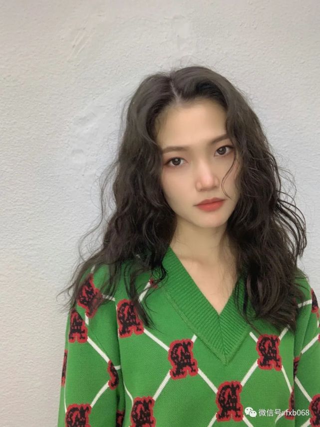 的一款烫发发型 不论是长发还是短发还是中长发 留全头烫都没有问题