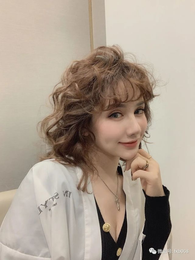 在今年非常的火爆的一款烫发发型 不论是长发还是短发还是中长发 留