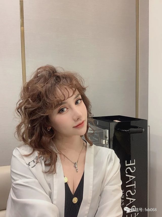 在今年非常的火爆的一款烫发发型 不论是长发还是短发还是中长发 留