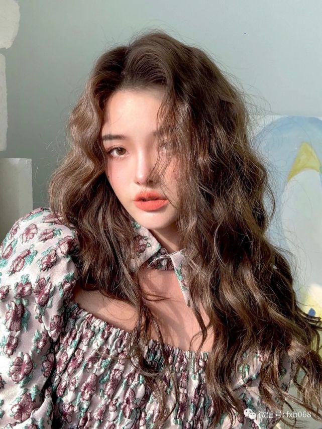 的一款烫发发型 不论是长发还是短发还是中长发 留全头烫都没有问题