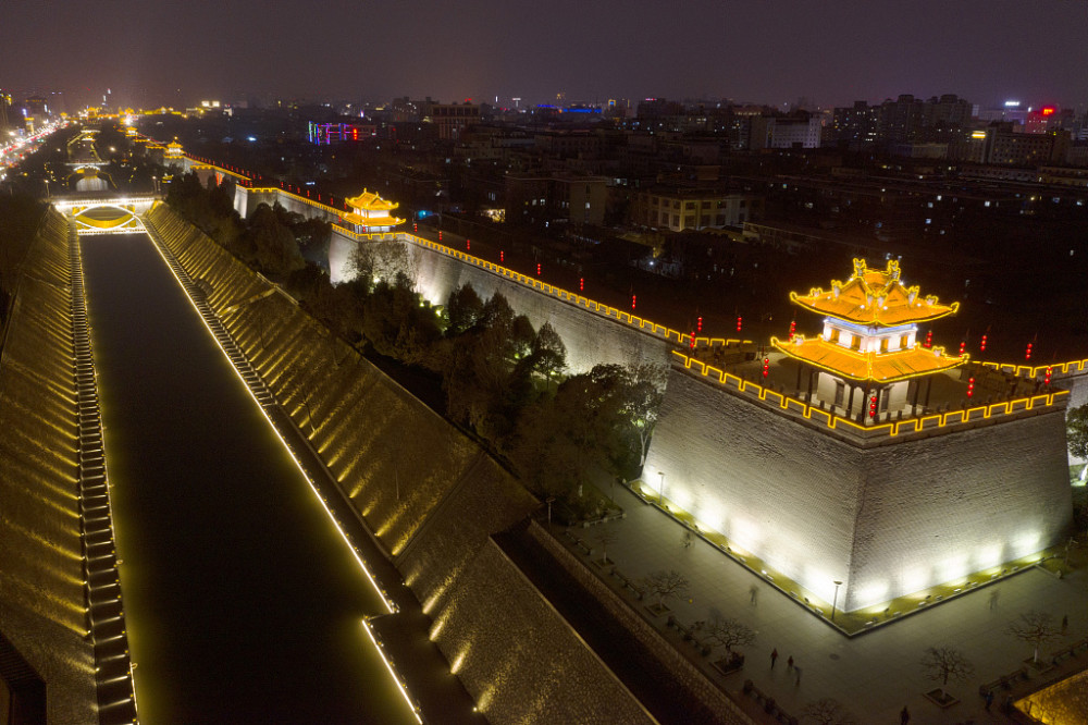 航拍西安古城墙夜景灯饰延绵环绕宛若项链吊坠