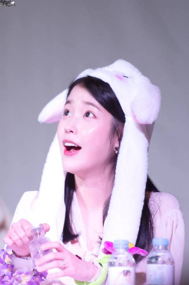 这么可爱的iu谁顶得住啊,可爱又漂亮,世间少有的仙女啊