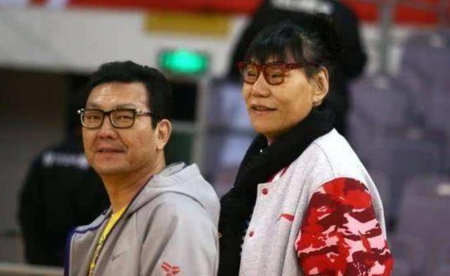 女篮巨人郑海霞,渴望做爱情中的孩子,如今53岁丈夫却不见踪影