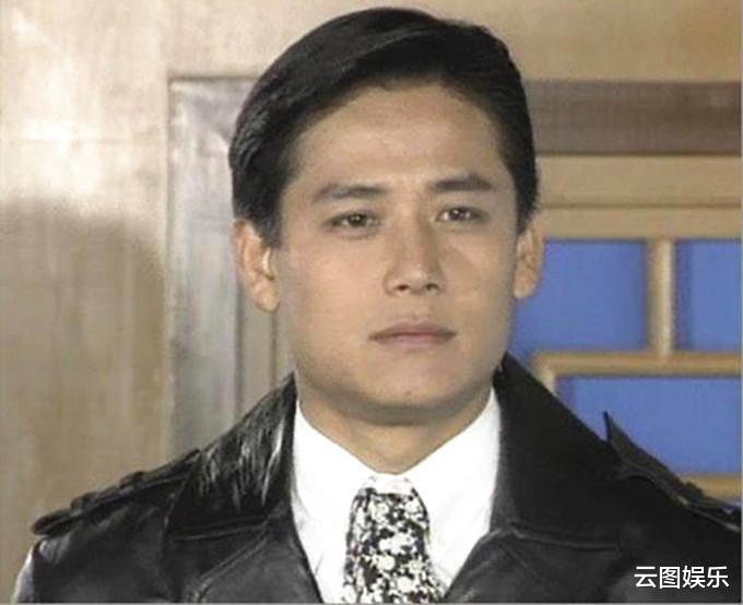 61岁琼瑶剧御用男星近照,眼歪嘴斜笑容僵硬,经纪人证实曾患病