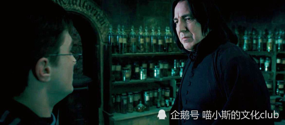 在小说中,斯内普在教哈利大脑封闭术时,会把一段记忆放入冥想盆中,就