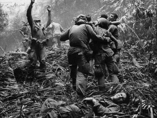 震撼人心的越战老照片,看到最后一张觉得战争太残忍