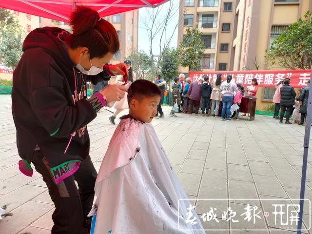 禄丰婚纱摄影_禄丰恐龙谷(2)