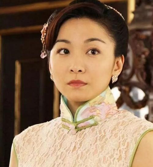 江祖平一直以来就被称作"冻龄女神",这么多年来 她的颜值基本上就没有
