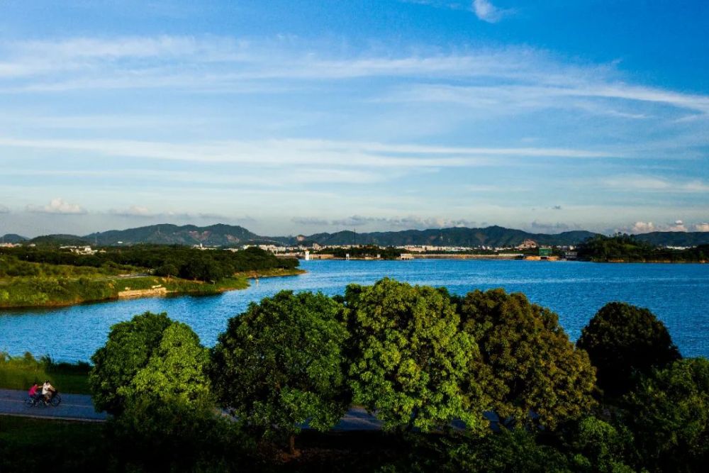 松山湖滨湖景区(松湖烟雨)红色客流预警生效!请大家合理安排行程