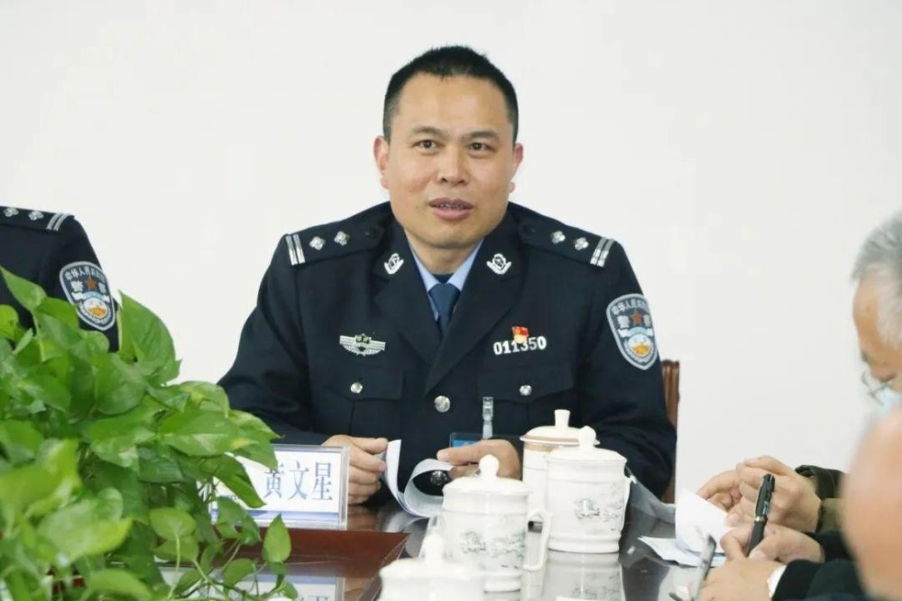 浏阳市公安局交警大队车管所举行"代表吹哨,交警报到"