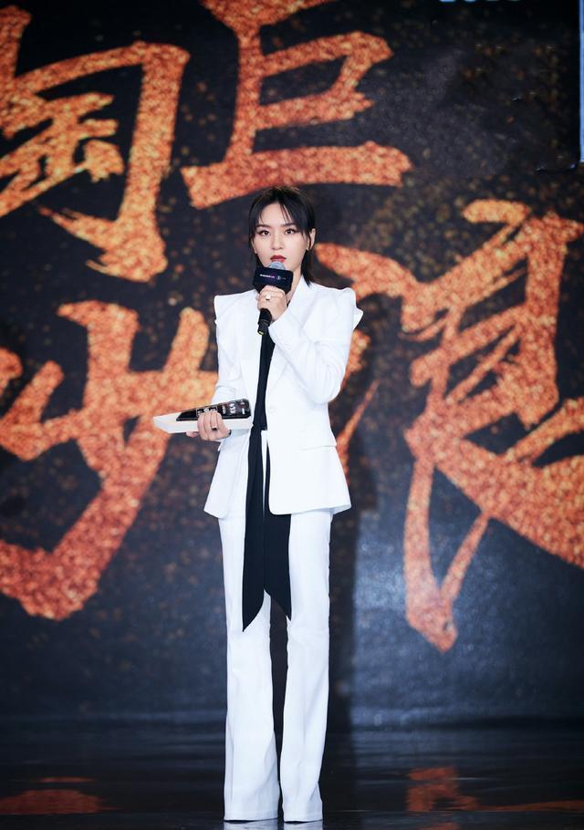 周笔畅换造型师了?穿芭比粉长裙还要高开叉,搁以前想
