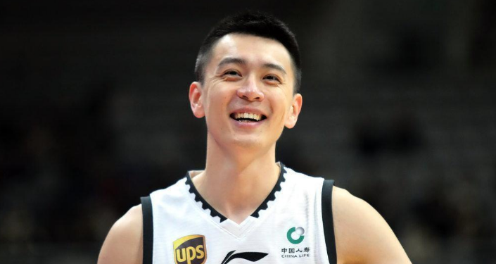 辽宁男篮主教练杨鸣确实好帅,但是他的脾气要改一改