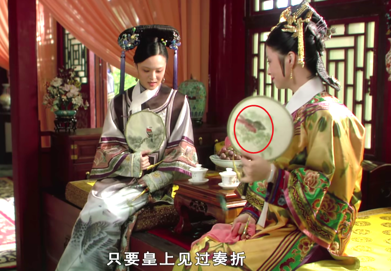 甄嬛传:华妃和曹贵人聊天时,谁注意她手中的扇子?她最