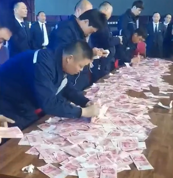 1000万举办数钱大赛,又是别人家的老板,网友有点心酸