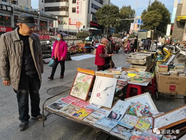 学艺不嫌晚,69岁自学画画一年,70岁摆摊卖画生意不错