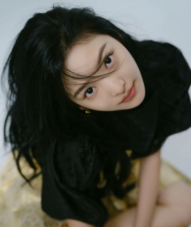 章若楠是"氧气美女",一脸淡妆拍杂志,美得清新脱俗