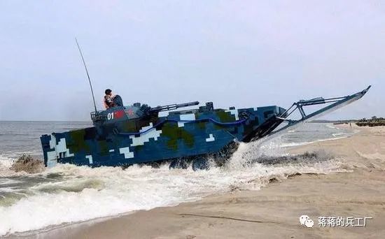 zbd-05两栖步战车展示全套模拟训练器材,简洁实用训练效果不错
