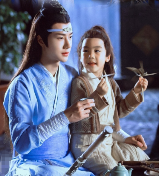 《陈情令》小阿苑长大了,如今8岁穿上西装一副小大人的模样,帅到认不