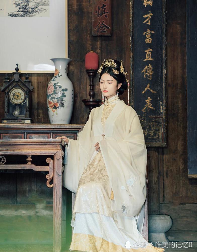 金莎穿汉服太美了,不愧是《神话》中的吕素,温柔又甜美,好吸睛