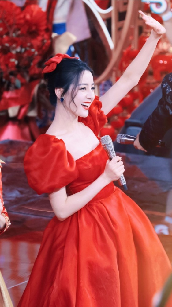 热巴真美四个字我已经说腻了迪丽热巴红色泡泡裙