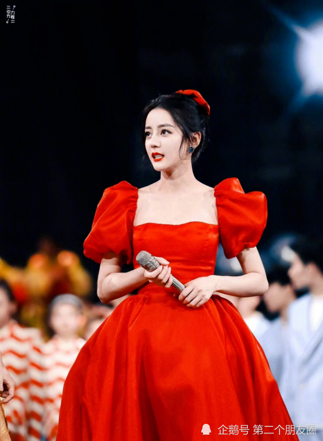 迪丽热巴真的非常适合红色衣服,可以娇艳,可以魅惑,当然也有可爱,她