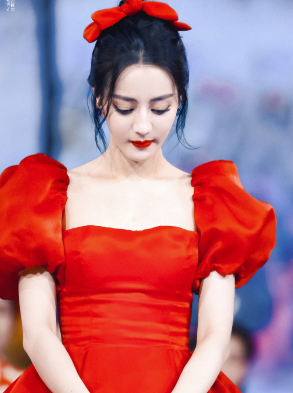 迪丽热巴红色泡泡袖公主裙美成仙无奈劣质布料下半身鼓包没眼看