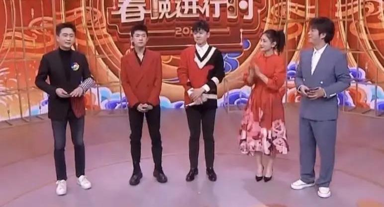 央视镜头下:173cm杨迪身高赢过王源,评论区成最大亮点