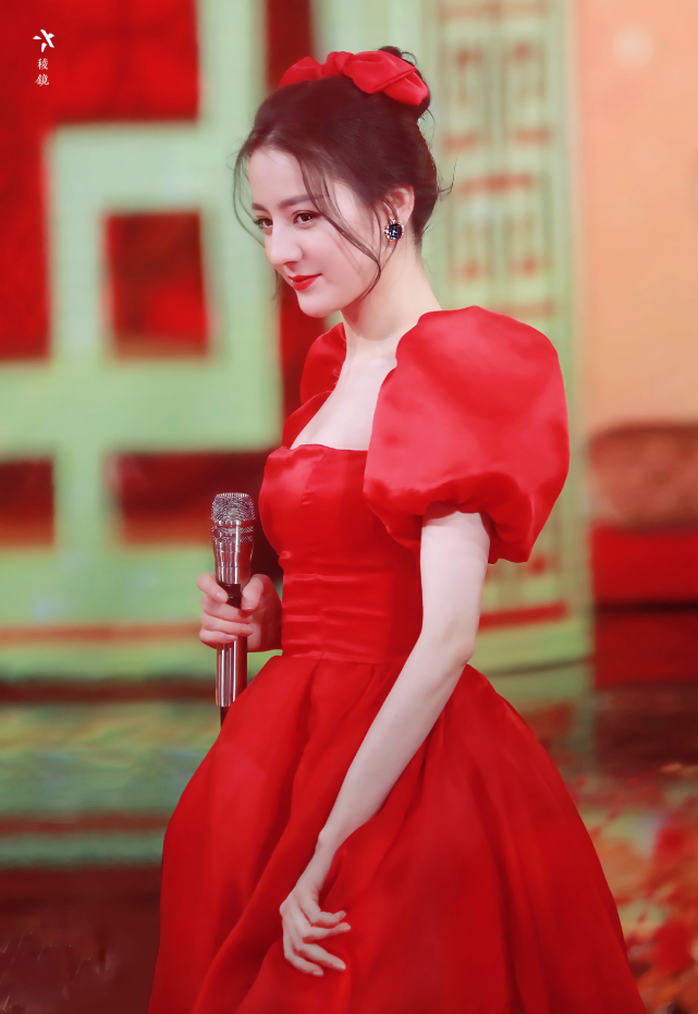 迪丽热巴红色泡泡袖公主裙,绝美暴击持靓行凶!实力美貌养眼又喜庆!