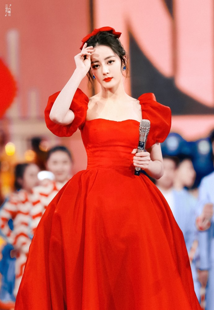 迪丽热巴红色泡泡袖公主裙,绝美暴击持靓行凶!实力美貌养眼又喜庆!