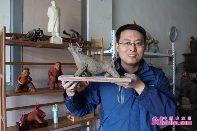 青岛平度"80后"泥塑达人捏"火牛"布阵迎新春