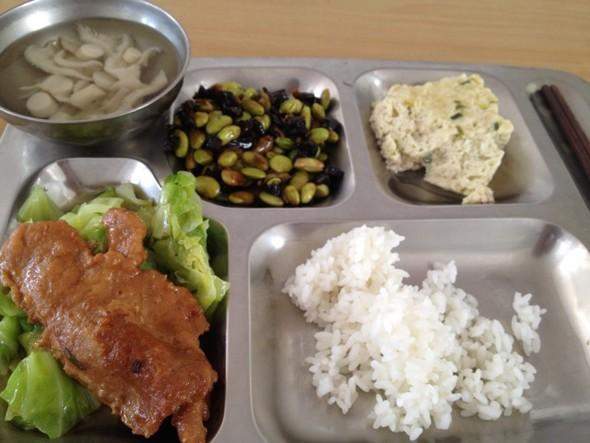 各国小学生"午餐"对比,韩国泡菜日本便当,网友:中国最丰富