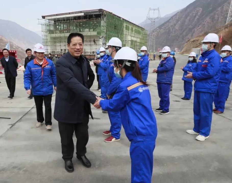 刘成鸣节前慰问川藏铁路等重点项目建设者