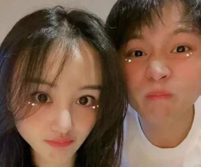 安徽网红求婚郑爽,穿粉衣内八字明显,男方喊话:1千万够娶你吗