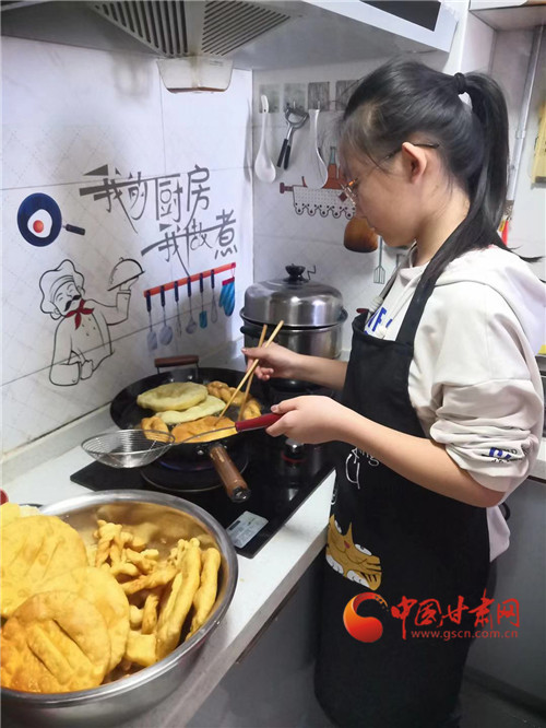 【网络中国节·春节】兰州:小学生动手做年菜 幸福味道飘出来_腾讯