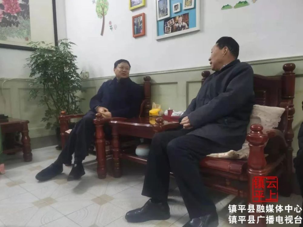 县委书记李显庆走访慰问县处级老干部